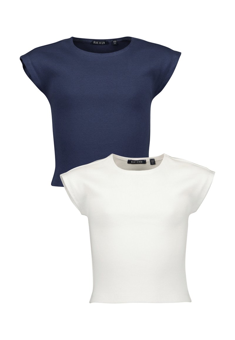 Dvoje žebrovaných, krátkých crop topů v námořnické modré a bílé barvě s kulatými výstřihy, vystavených na bílém pozadí.
