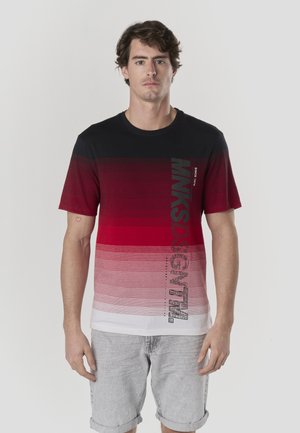 Rdeče-črna majica s črtami in kratkimi rokavi, z bombažnim materialom in grafičnim sivenim napisom. Prijeten kroj, gladka tekstura in okrogel izrez vratu.