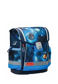 Blauer Rucksack mit Galaxiedruck, der Planeten und eine Charaktergrafik zeigt. Enthält reflektierende Streifen und einen Reißverschlussanhänger in Form eines Gamecontrollers.