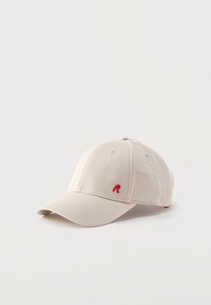 Cappellino da baseball beige con visiera curva, fori di ventilazione e piccola lettera "R" rossa ricamata sul pannello frontale, mostrato su sfondo bianco.