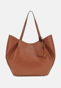 Braune Kunstleder-Tote mit einer geräumigen Silhouette, subtiler Textur, Kontrastnähten und doppelten Griffen. Verfügt über ein Metalllogo und Anhänger.