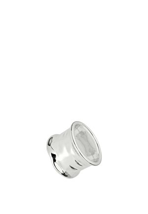 Anello in argento con un design liscio e arrotondato, caratterizzato da una forma leggermente irregolare e una superficie lucida che riflette la luce.