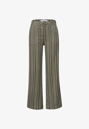 Pantalones de talle alto en verde oliva con rayas verticales negras, detalle de hebilla frontal y corte de pierna ancha.