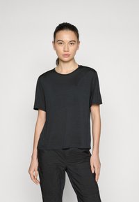 Czarny t-shirt z krótkim rękawem wykonany z lekkiego materiału. Posiada okrągły dekolt i subtelne logo na piersi. Gładka struktura, luźny krój.