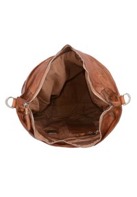 Borsa in pelle marrone con una texture morbida, forma circolare e hardware argentato. Interno foderato in tessuto marrone, dotato di una tasca laterale e cerniere.