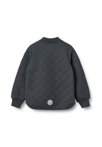 Tumši pelēka pāršūta jaka ar ribotām aprocēm un apkakli, kā arī apaļu logotipa uzlīmi pie apakšējās muguras vidus.