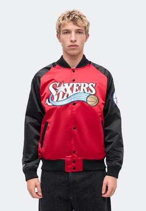 Mitchell & Ness, NBA LEGENDS PLAYER LIGHTWEIGHT JACKET PHILADELPHIA 76ERS ALLEN IVERSON - Клубно облекло - scarlet/black