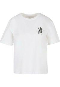Witte katoenen T-shirt met korte mouwen en een ronde hals; heeft een zwarte vlinder en sprankelende graphic op de linkerborst.