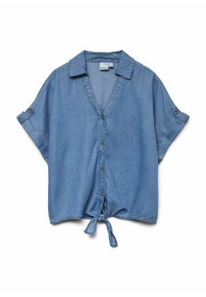 Camisa de mezclilla de manga corta, color azul claro, con escote en V, cierre de botones en la parte delantera y detalle de dobladillo atado. Presenta mangas enrolladas y una textura de tela suave.