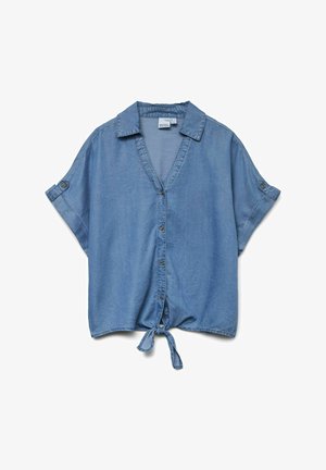 Camisa de mezclilla de manga corta, color azul claro, con escote en V, cierre de botones en la parte delantera y detalle de dobladillo atado. Presenta mangas enrolladas y una textura de tela suave.