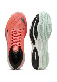 Zapatillas de correr coral con parte superior de malla transpirable, acentos negros y una suela acolchada con goma texturizada negra y verde para tracción.