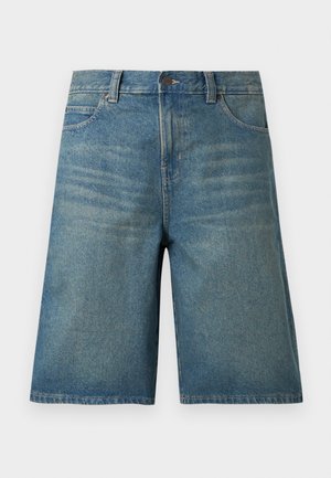 Középhosszú kék farmer rövidnadrág elülső gombos és cipzáras záródással, övbújtatókkal és oldalzsebekkel, egyszínű világos háttéren.