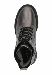 Botas de tobillo de cuero negro con un acabado metálico, punta redondeada, diseño con cordones y cremallera lateral. Forro interior suave para mayor comodidad.