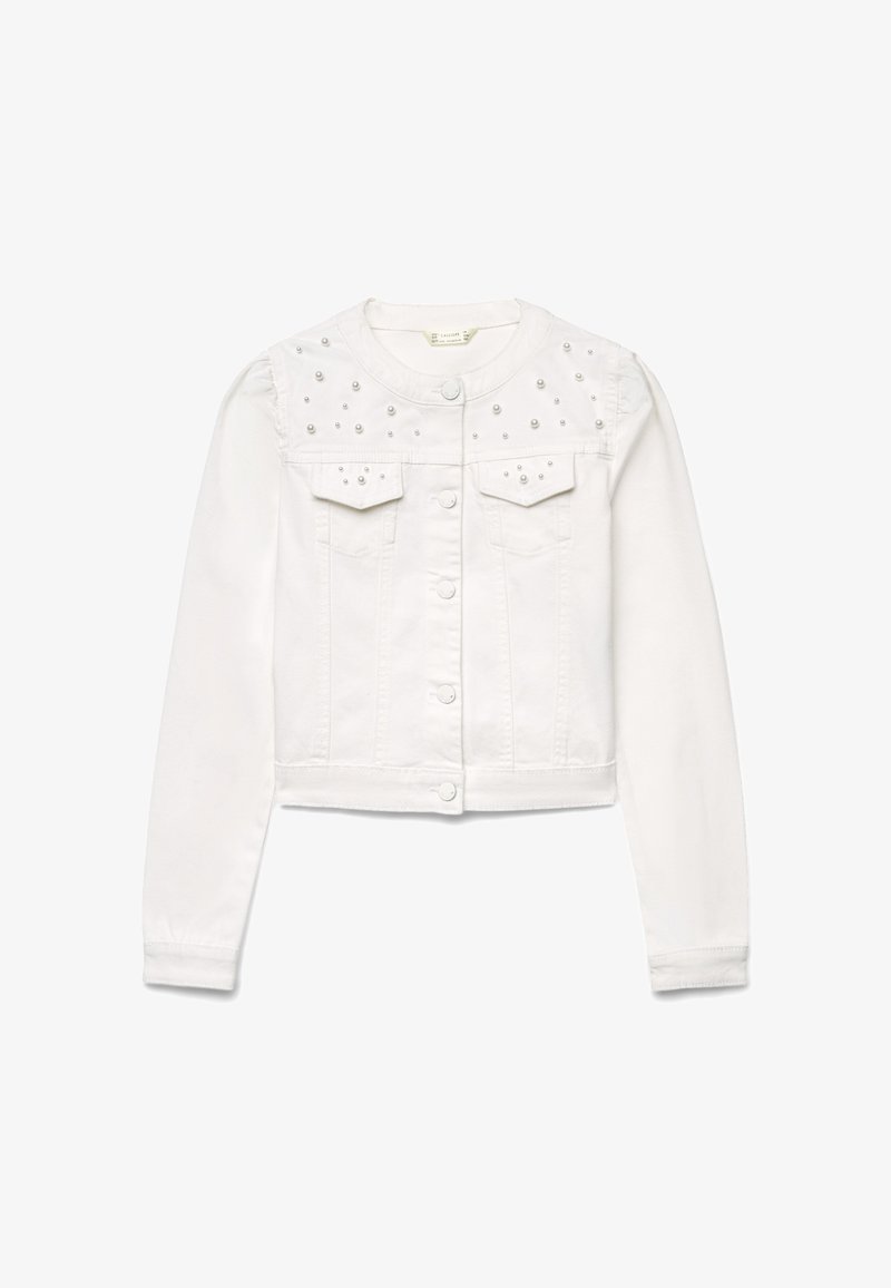 Giacca corta bianca a maniche lunghe con scollo tondo, bottoni frontali, due tasche sul petto e decorazioni con perle su spalle e tasche.