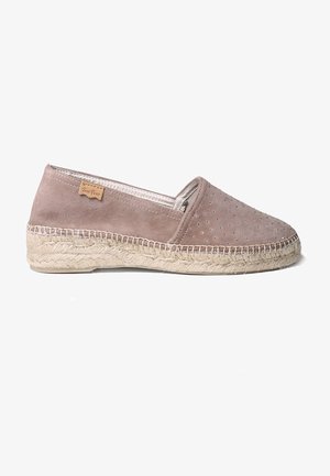 Beige velúr espadrill, ezüst studozott részletekkel, természetes juta talppal, zárt orral és rugalmas oldalrésszel a könnyű felvételezés érdekében.