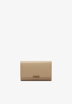 Beige rechteckige Lederbrieftasche mit Steppnähten und einer kleinen goldfarbenen Metallplatte mit der Aufschrift "Liebeskind Berlin" auf der vorderen Klappe.