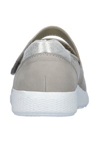 Grauer Wildlederschuh mit einem silbernen, reflektierenden Akzent an der Ferse und einer weißen, strukturierten Sohle. Verfügt über ein ausgeschnittenes Design zur Belüftung.