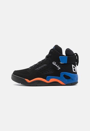 Baskets noires avec une tige texturée, des accents bleus et une semelle orange. Présente des détails perforés et un col matelassé pour un meilleur maintien.