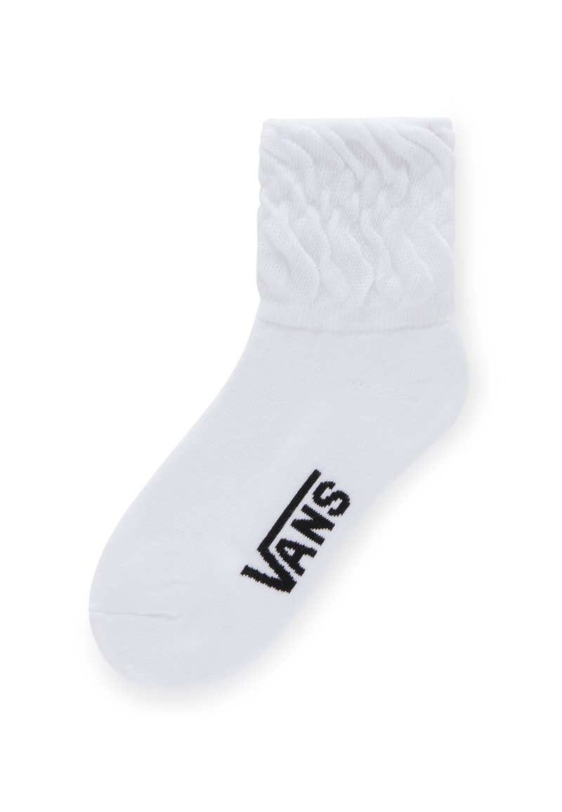 Weiße Knöchelsocke mit fransigem Bund und schwarzem Vans-Logo, das nahe den Zehen aufgedruckt ist, isoliert auf weißem Hintergrund.