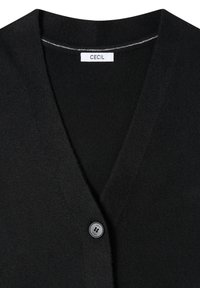 Černý cardigan s výstřihem do V, vyrobený z měkké látky, s jediným černým knoflíkem s kulatým logem a štítkem s nápisem „CECIL“.