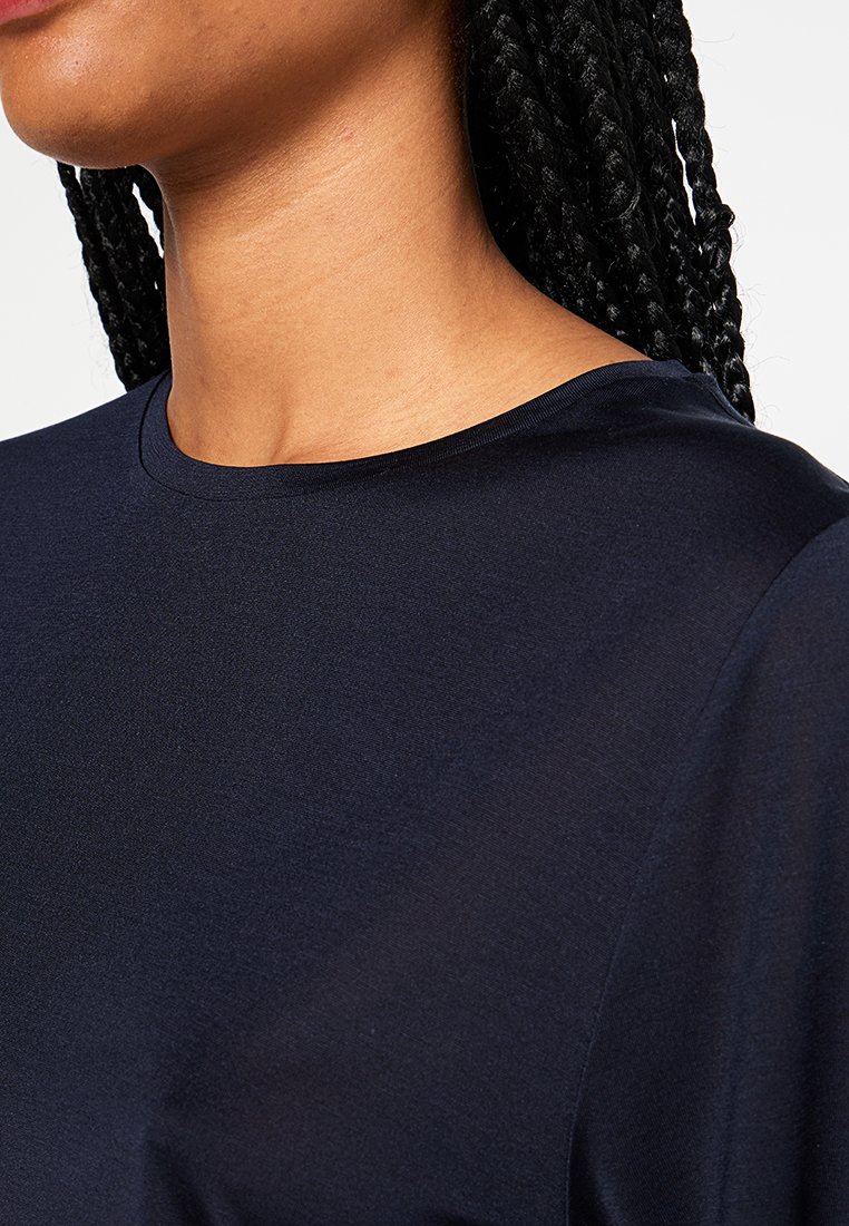 Dunkelblaues, kurzärmliges Oberteil mit glattem, dehnbarem Stoff und Rundhalsausschnitt, das minimale Nahtdetails aufweist.