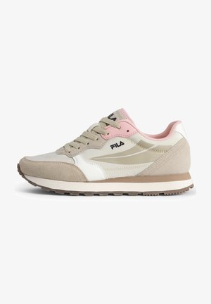 Sneaker leggera con un mix di materiali in pelle e camoscio in beige, rosa e bianco. Presenta dettagli testurizzati e un classico design con allacciatura.