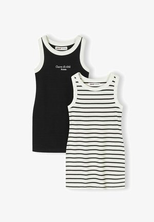 Due vestiti senza maniche a costine per bambini; uno nero con rifiniture bianche e testo, uno bianco con righe orizzontali nere e rifiniture bianche.