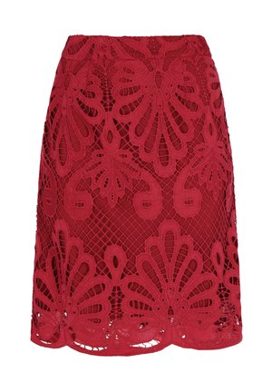 Punainen pitsihame, jossa on monimutkaisia kukkakuvioita, istuva vyötärö ja aaltoileva helma, sekä teksturoitu, puoliksi läpikuultava pinta.