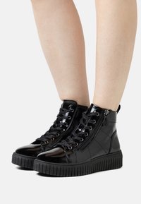 Jana Höga sneakers - black