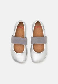 Scarpe da ballo in pelle argento con punta rotonda, dotate di un cinturino elasticizzato grigio sulla parte superiore del piede e di una soletta marrone.