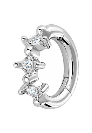 Pendiente de aro de plata que presenta tres piedras preciosas redondas y transparentes en un diseño acentuado, superficie pulida suave y forma circular con una apertura de bisagra.