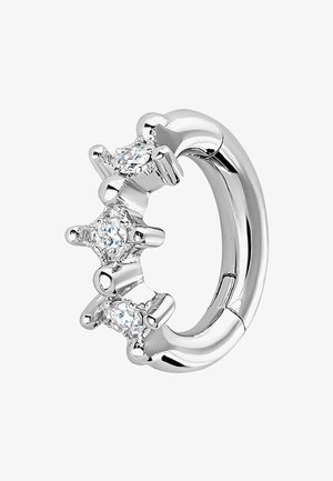 Pendiente de aro de plata que presenta tres piedras preciosas redondas y transparentes en un diseño acentuado, superficie pulida suave y forma circular con una apertura de bisagra.