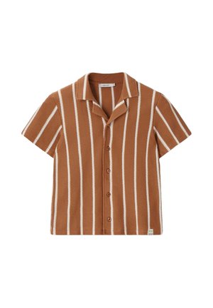 Chemise en maille marron à manches courtes avec rayures blanches verticales, boutonnée à l'avant, col style camp.