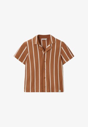 Chemise en maille marron à manches courtes avec rayures blanches verticales, boutonnée à l'avant, col style camp.