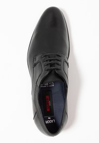 Schwarze Leder-Halbschuhe mit glatter Oberfläche, Schnürdesign, runder Zehenform und weichem Innenfutter, das durch dezente Nähte akzentuiert wird.