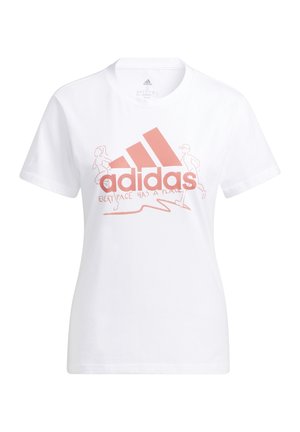 Hvid Adidas T-shirt med lyserødt logo, teksten "Every pace has a place" og omrids af to løbere på hver side af logoet.