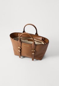 Borsa tote in pelle marrone con due manici superiori, hardware dorato e un compartimento interno con zip, caratterizzata da una superficie testurizzata e un design minimalista.