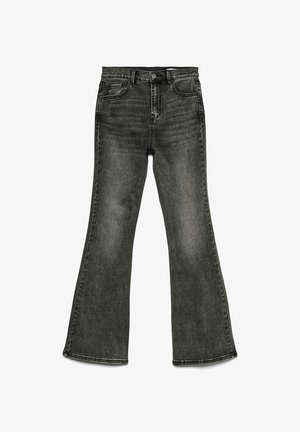 Tumšas pelēkas džinsu bikses ar platām kājām, kurām ir augsta jostasvieta, piecu kabatu dizains un neapstrādāta apakšdaļa modernes izskata nodrošināšanai.