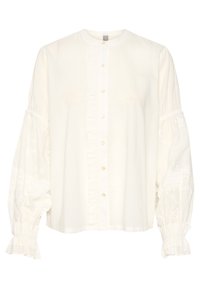 Weißes Hemd mit knöpfbarem Kragen, gerafftem Vorderteil und langen, puffartigen Ärmeln. Der Stoff hat eine Stickerei entlang der Ärmel und eine weiche Textur.