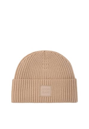 Berretto beige a coste con risvolto e una toppa quadrata con etichetta "JOOP! JEANS" sul risvolto frontale.