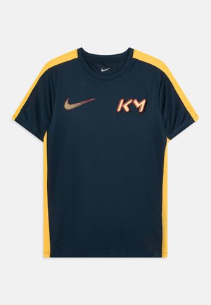 KYLIAN MBAPPÉ KM DF ACD23 UNISEX - T-shirt de sport - armory navy/laser orange