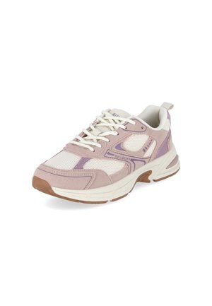 Baskets de sport rose clair et blanches avec des touches violettes, des panneaux en mesh, des lacets blancs et une semelle épaisse beige avec une semelle extérieure marron.