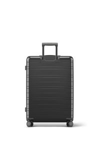 Valise rigide noire avec une finition lisse, des rainures verticales, une poignée rétractable et quatre roues pour une mobilité facile.