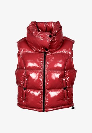 Rode glanzende puffervest met hoge kraag, ritssluiting aan de voorkant en twee zijzakken. Bevat een gestikt geruit patroon en zwarte accenten.