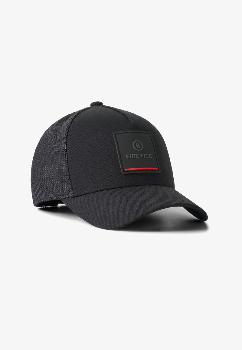 Casquette de baseball noire à dos en mesh avec une visière courbée et un écusson frontal marqué "FIRE + ICE" en gris et rouge.