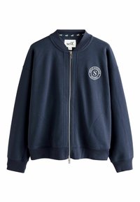 Granatowa kurtka typu bomber na zamek, wykonana z miękkiego materiału, z okrągłym emblematem na piersi, prążkowanym kołnierzem, mankietami i dolnym wykończeniem oraz bocznymi kieszeniami.