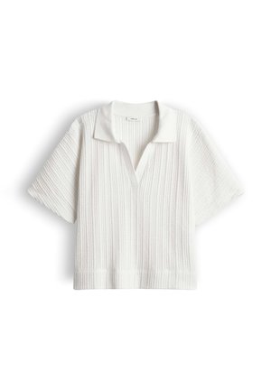 Polo en maille blanche à manches courtes avec côtes verticales texturées et col en V profond.
