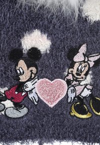 Tessuto viola peloso con toppe ricamate di Topolino e Minnie che tengono un cuore rosa glitterato, con accenti neri, bianchi e pastello.