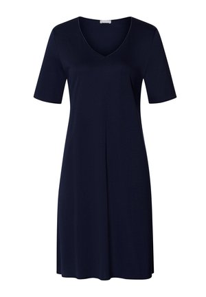 Marineblauwe jurk met korte mouwen en een V-hals, gemaakt van zacht materiaal, heeft een relaxte pasvorm en subtiele stikdetails langs de randen.