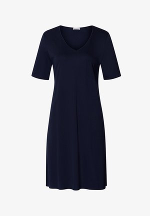Marineblauwe jurk met korte mouwen en een V-hals, gemaakt van zacht materiaal, heeft een relaxte pasvorm en subtiele stikdetails langs de randen.